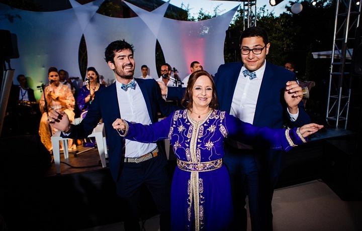 Různé outfity marocké svatby