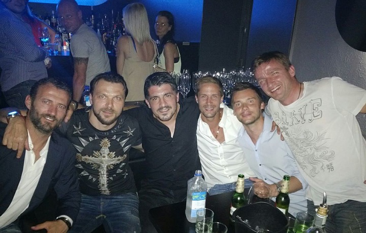 Občas bývalého fotbalistu potkáte na pařbě s kamarády. 
