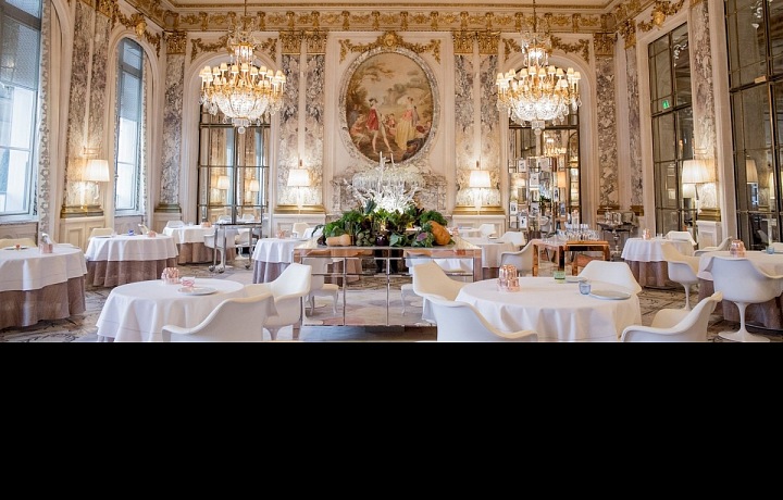 Luxusní interiér restaurace  Le Meurice Alain Ducasse.