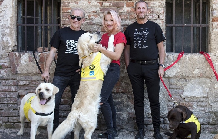 S hudebníky z Čechomoru podporuje zpěvačka výcvik asistenčních psů.