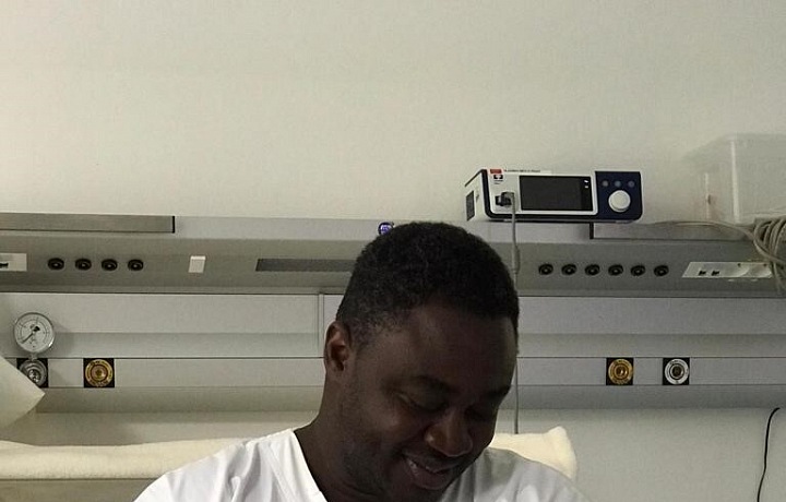 Patrice drží čerstvě narozené miminko. 