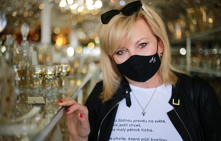 Alena Schillerová v pražské tržnici Sapa.