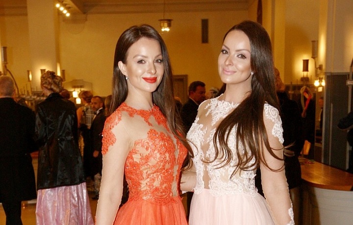 Daniela a Veronika Nízlovy - šaty Tarik Ediz