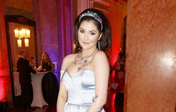 Celeste Buckingham - šaty Poner