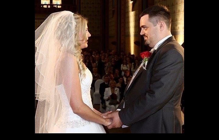 Pavel se svou manželkou během vlastního obřadu v roce 2013.