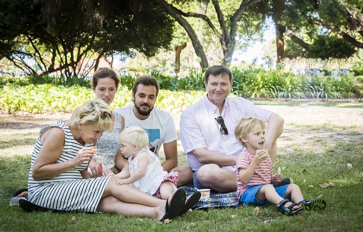 Honza s manželkou, synem, snachou a vnoučaty