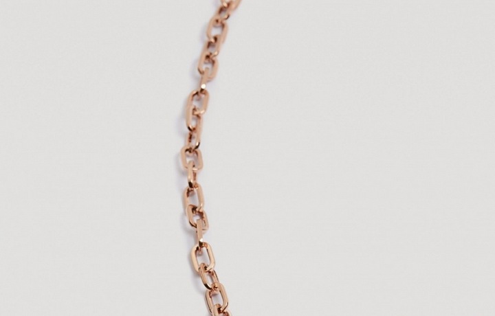 Kromě symbolu oka zdobí šperky i další symboly