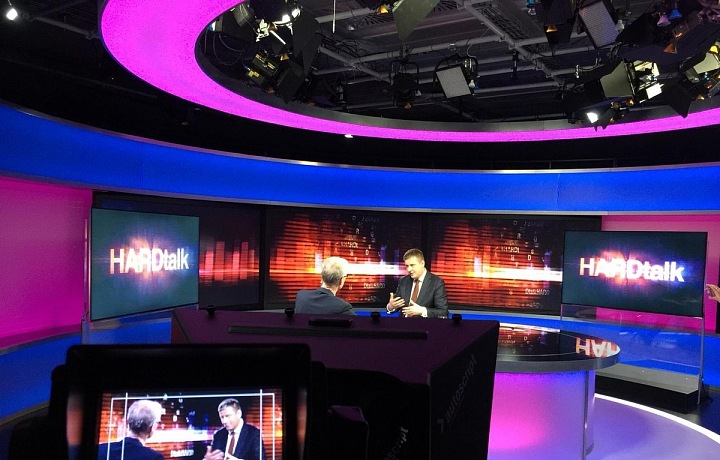 Tomáš Petříček při televizním rozhovoru