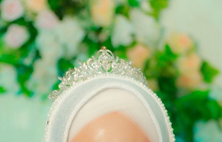 V mnoha společnostech se bílá barva dlouho spojuje s čistotou a ctností, a to je jeden z důvodů, proč se některé nevěsty rozhodnou nosit bílou barvu