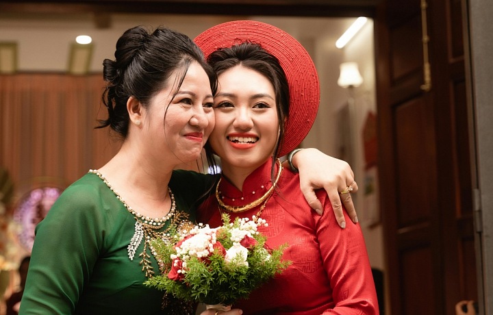 Jako doplněk k šatům nosí čelenku připomínající svatozář – Khan Dong