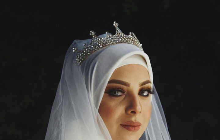 V mnoha společnostech se bílá barva dlouho spojuje s čistotou a ctností, a to je jeden z důvodů, proč se některé nevěsty rozhodnou nosit bílou barvu