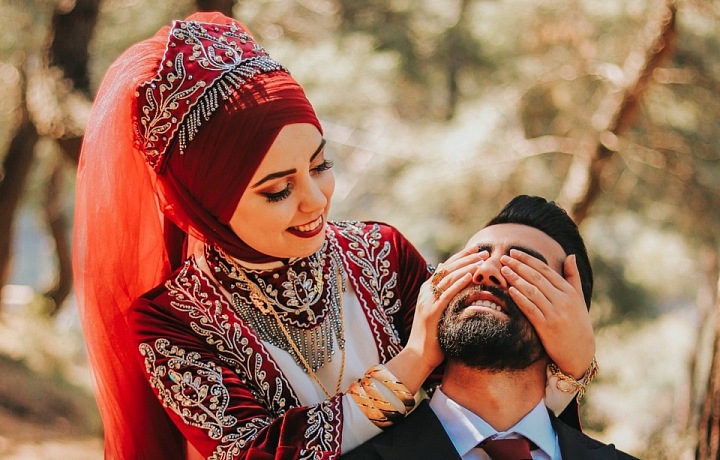 Od mladé ženy, která se dostane do rodiny svého muže, se očekává, že zajistí pokračování rodu v mužské linii