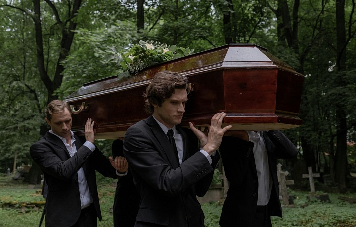 Ze spaní pohřebák často křičí jména zesnulých