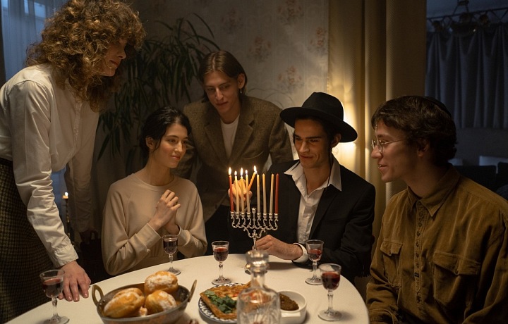 Hlavním rituálem Chanuky je zapálení speciálního devítiramenného svícnu