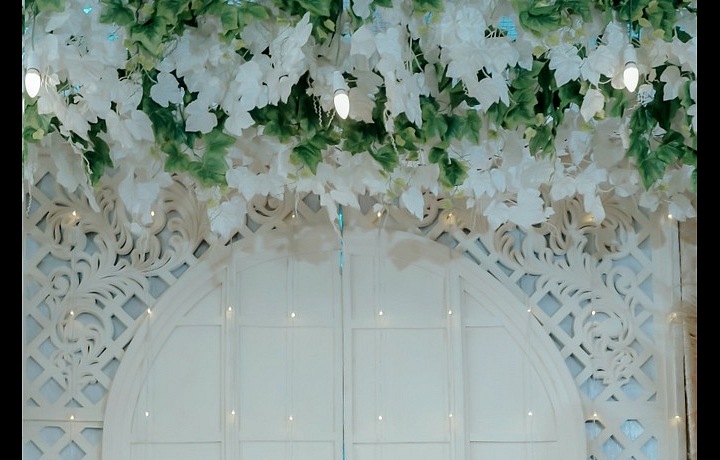 V mnoha společnostech se bílá barva dlouho spojuje s čistotou a ctností, a to je jeden z důvodů, proč se některé nevěsty rozhodnou nosit bílou barvu