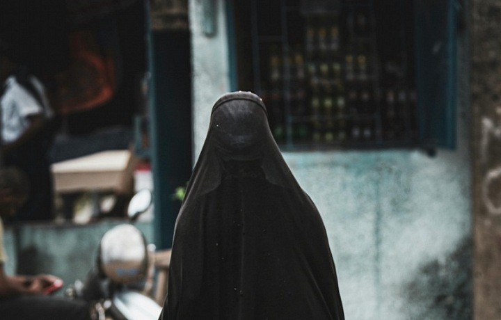 Na veřejnosti musí žena nosit černý hedvábný plášť zvaný abája