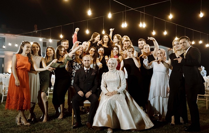 Neodmyslitelnou součástí muslimských svateb je, že muži a ženy včetně svatebních hostů jsou odděleni, často zataženou oponou