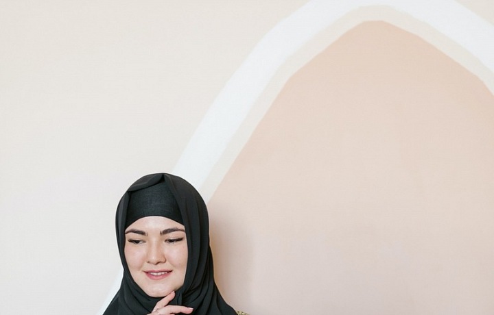 Katarské ženy chodí na veřejnosti zcela zahalené, jsou jim vidět jen oči, na sobě mají černý hábit - abáju