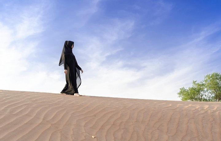 Na veřejnosti musí žena nosit černý hedvábný plášť zvaný abája