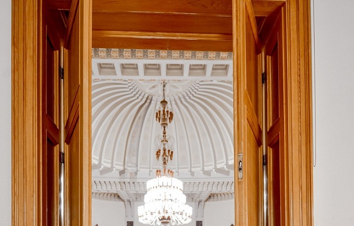 V mnoha společnostech se bílá barva dlouho spojuje s čistotou a ctností, a to je jeden z důvodů, proč se některé nevěsty rozhodnou nosit bílou barvu