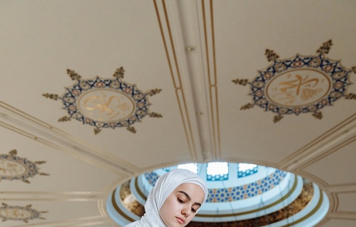 Podle Koránu mají muslimští muži povoleno mít až čtyři manželky, pokud mohou každou z nich stejně zaopatřit