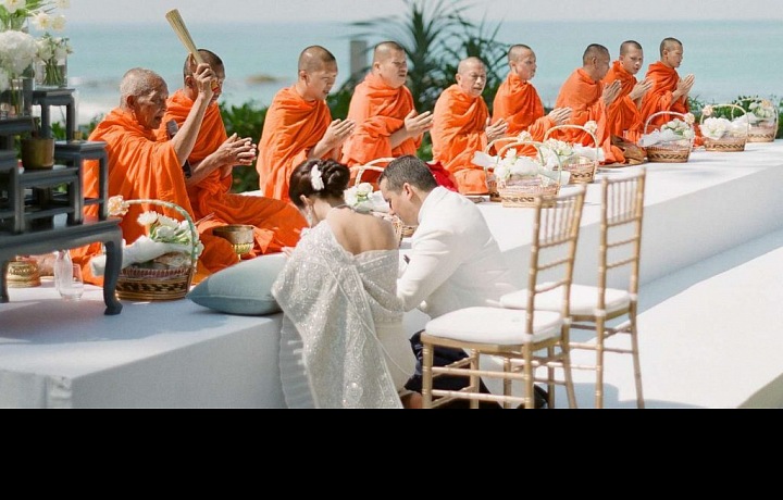 Časně ráno ve svatební den k sobě musí ženich a nevěsta pozvat 9 mnichů (9 je v představách Thajců šťastné číslo) a pohostit je jídlem
