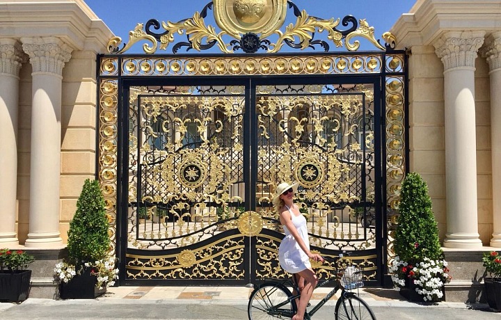 Veronika před bránou paláce ve stylu „Versailles“ (front A)