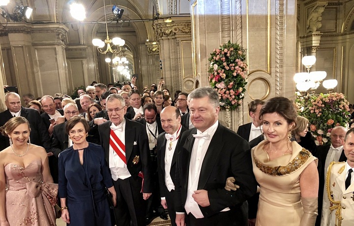 Rakouský prezident Alexander Van der Bellen (3. zleva) s chotí Doris Schmidauer, prezident Ukrajiny Petro Poroshenko (2. zprava) s chotí Marynou Poroschenko