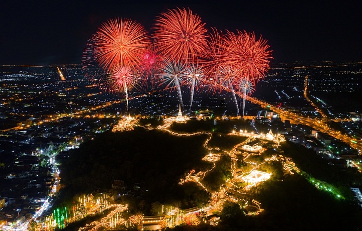 Ohňostroje byly poprvé vyvinuty před staletími v Číně a nakonec se rozšířily do Evropy