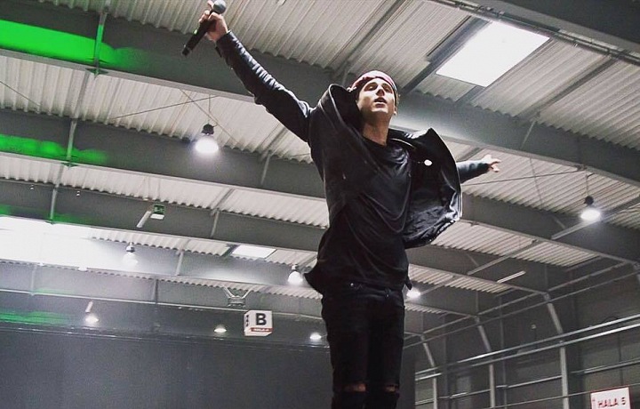 Sebastian je na pódiu jako doma.