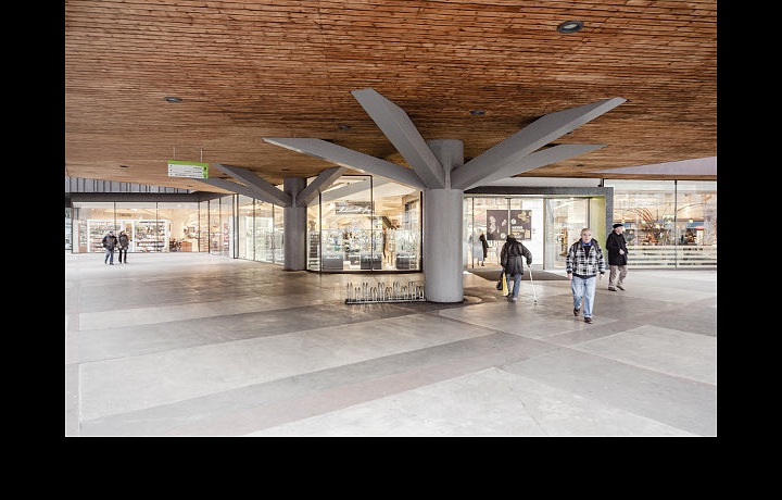 Pohled na zarovnané výlohu, sloupy, dřevěné podhledy - po rekonstrukci