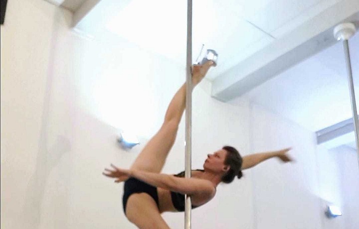 Její velkou vášní je tanec na tyči, tzv. pole dance. 