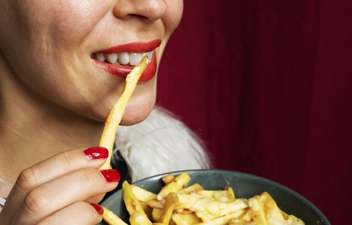 Ke zplozením dítěte mají například dopomoci hranolky od McDonald's