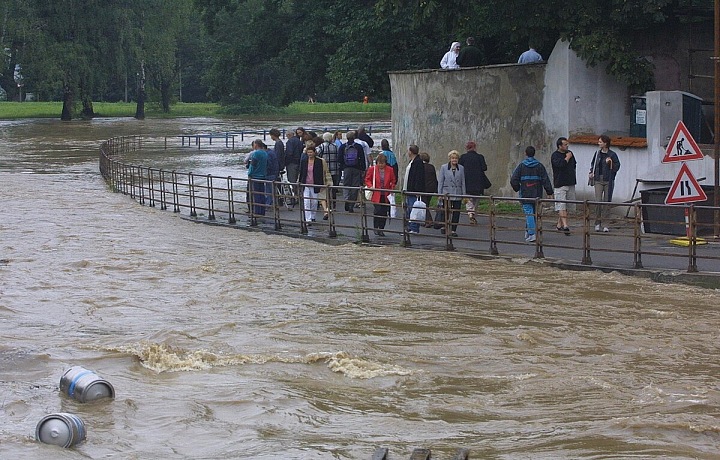 Povodeň v Českých Budějovicích, na snímku zatopené Zátkovo nábřeží. Katastrofy. Povodně 2002