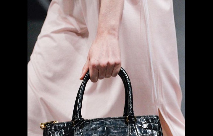 Kabelka s krokodýlím vzorem. 