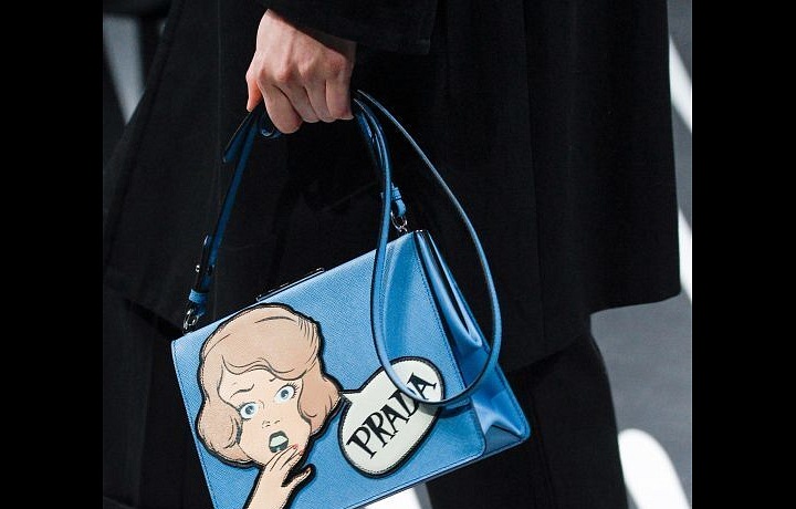 Kabelka s komiksovými ilustracemi