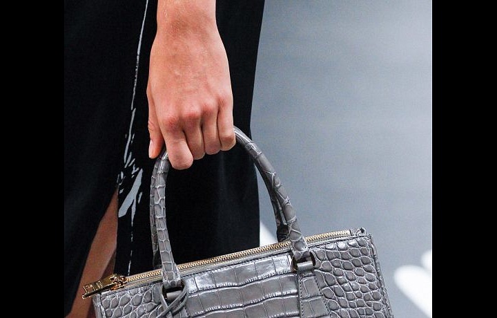 Kabelka s krokodýlím vzorem