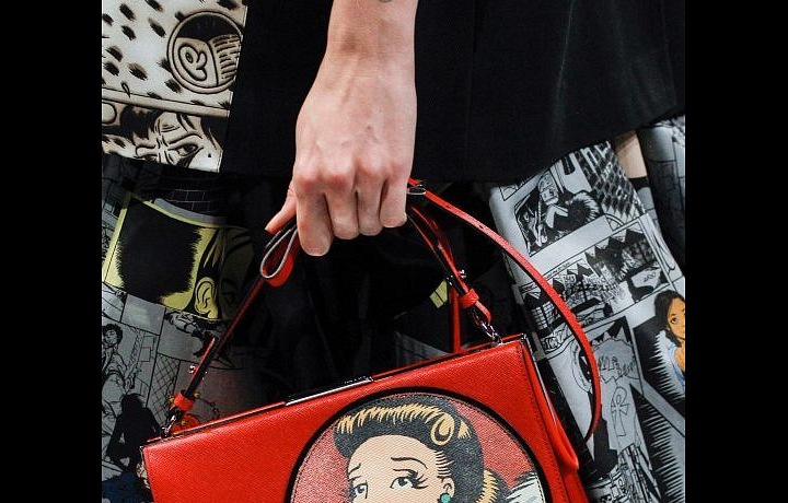 Výrazná červená Prada