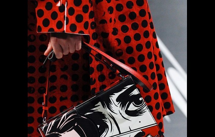 Kabelka s komiksovými ilustracemi