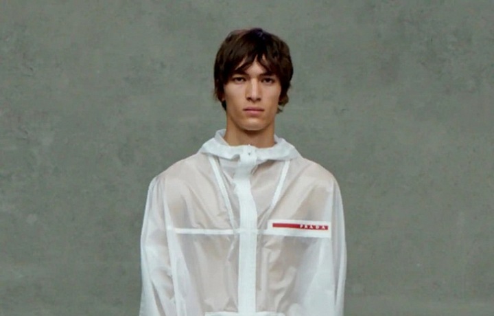 Muž v bílém modelu Prada SS2021