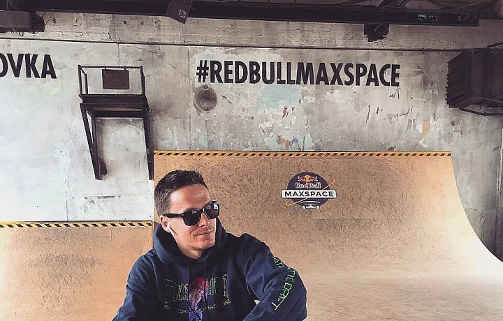 Díky spolupráci s Redbullem mohl Maxim postavit vůbec první zastřešenou halu s překážkami, které sám navrhl.