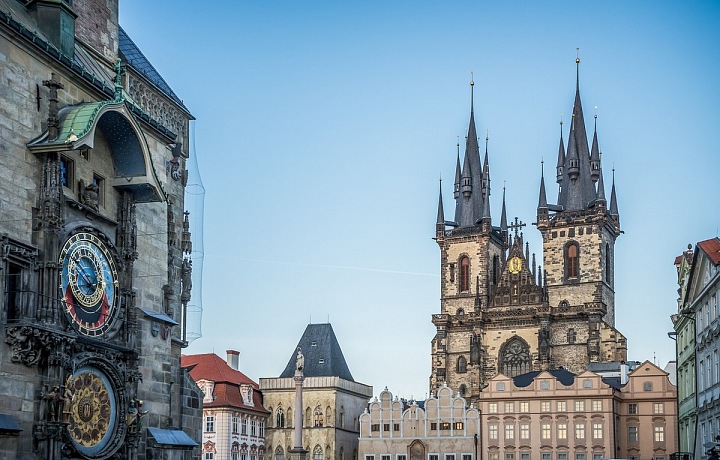 Ani na Staroměstské náměstí to nebudete mít daleko