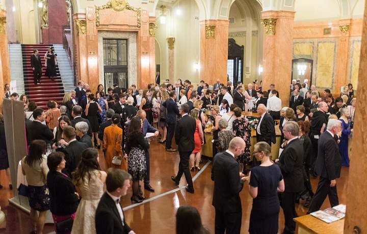 Sál byl plný lidí čekajících na zahájení festivalu