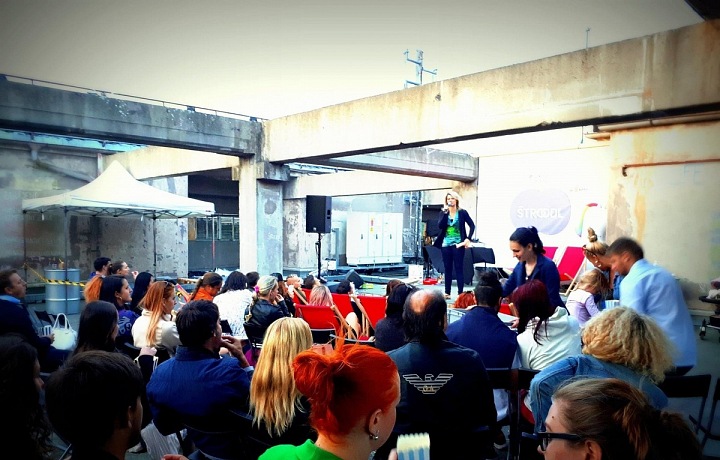 Její kurzy a přednášky mají velký úspěch. 