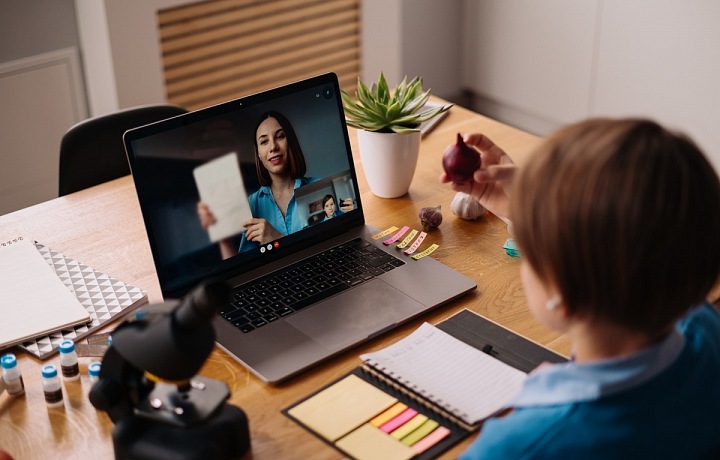 Student má online výuku. 