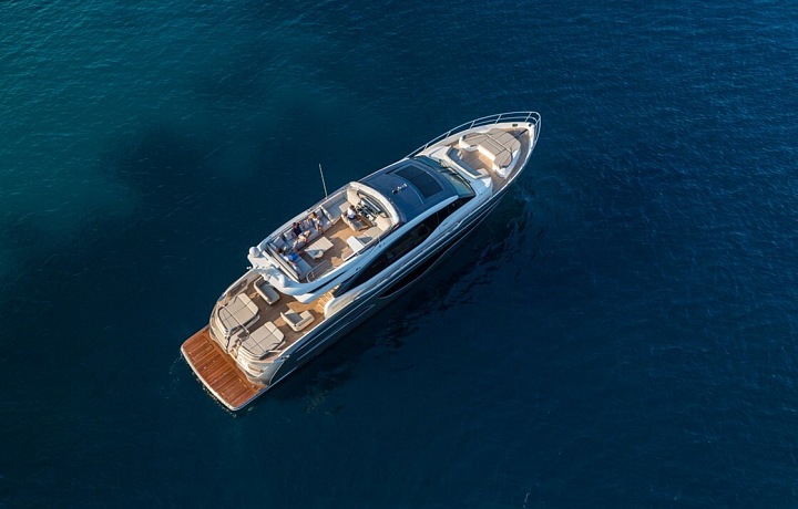 Princess S78, pohled na jachtu zeshora