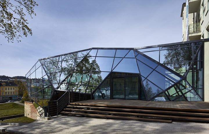 Přístavba budovy Muzea skla a bižuterie zepředu