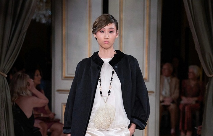 V kolekci se hojně objevuje lesk