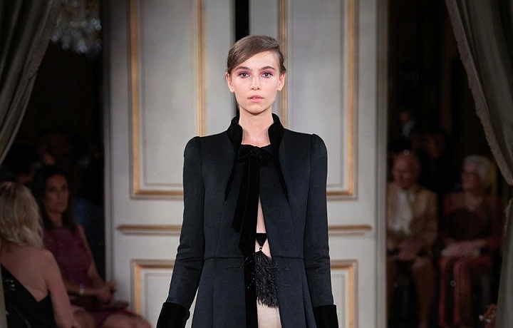 V kolekci se hojně objevuje lesk