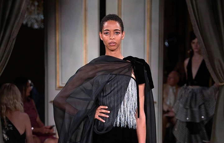 Luxusní doplňky dotváří glamour look